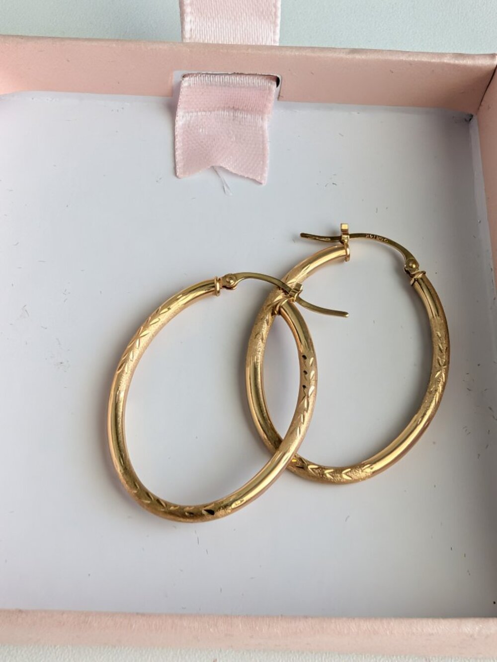 14K Yellow Gold Oval Hoop Earrings Diamond Cut Classic Medium Leightweight - Picture 8 of 10